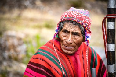 Kutsal Vadi, Cusco, Peru - Geleneksel giyinmiş yerli bir Keçuva