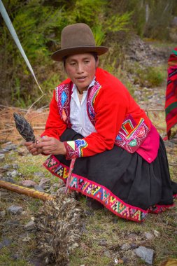 Kutsal Vadi, Cusco, Peru - Janac Chuquibamba 'nın Yachaq bölgesinde Achupalla bitkileriyle yerli kadın