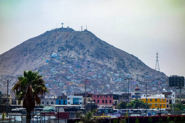 Cerro San Cristóbal con vistas al centro de Lima, Perú — Foto de Stock
