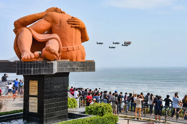 Lima, Peru: Multidões se reúnem na Costa Verde para o show aéreo anual da Força Aérea do Peru — Fotografia de Stock