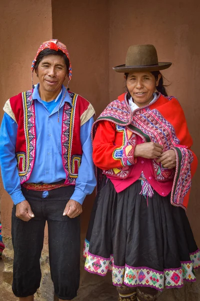 Vale Sagrado, Cusco, Peru - Um homem e uma mulher quéchua indígena na comunidade Yachaq de Janac Chuquibamba — Fotografia de Stock