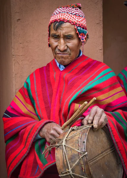 Vale Sagrado, Cusco, Peru - Um homem quéchua indígena em vestido tradicional e tambor — Fotografia de Stock