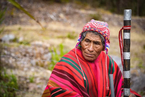 Valle Sagrado, Cusco, Perú - Un hombre indígena quechua con vestimenta tradicional — Foto de Stock