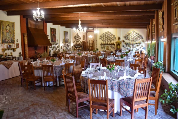 Cusco, Perú - Antigüedades y arte colonial en exhibición en la Hacienda Huayoccari en el Valle Sagrado de Cusco — Foto de Stock