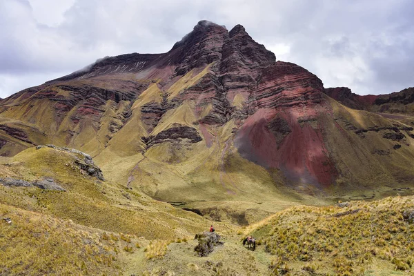 Dramatic mountain scenery on the Ancascocha Trek. Cuzco, Peru — Stock Photo, Image