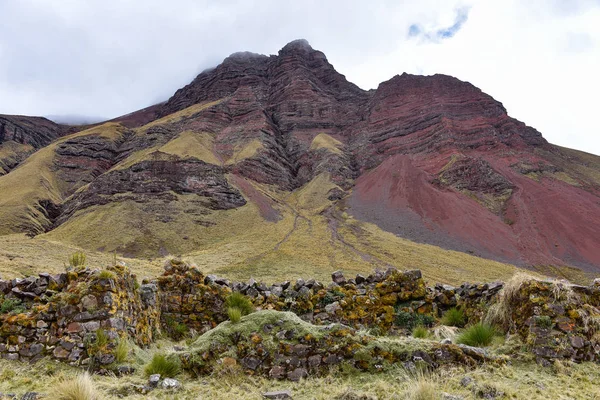 Dramatic mountain scenery on the Ancascocha Trek. Cuzco, Peru — Stock Photo, Image