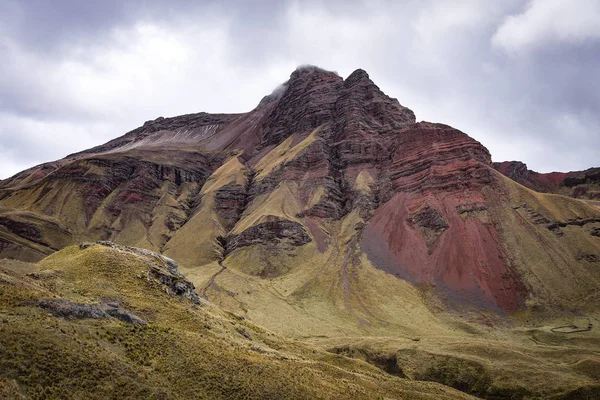 Dramatic mountain scenery on the Ancascocha Trek. Cuzco, Peru — Stock Photo, Image