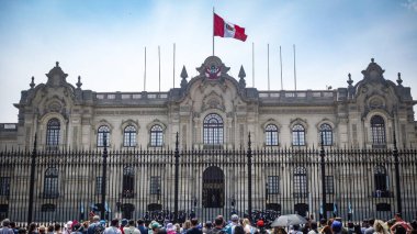 Lima, Peru - Turistler Peru Hükümet Sarayı 'nın önünde düzenlenen nöbetçi değişimini izliyorlar.