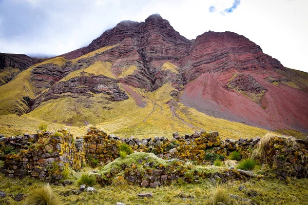 Cenário montanhoso dramático no Ancascocha Trek. Cuzco, Peru — Fotografia de Stock