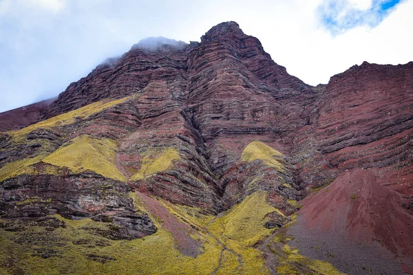 Dramatic mountain scenery on the Ancascocha Trek. Cuzco, Peru — Stock Photo, Image