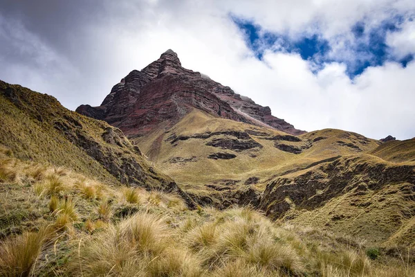 Dramatic mountain scenery on the Ancascocha Trek. Cuzco, Peru — Stock Photo, Image