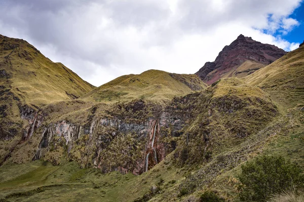 Cenário montanhoso dramático no Ancascocha Trek. Cuzco, Peru — Fotografia de Stock