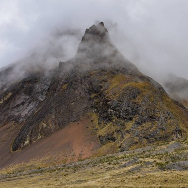 Quesqa Vadisi 'ndeki dramatik And Dağları manzarası. Cusco, Peru
