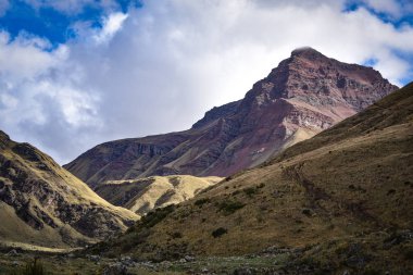 Quesqa Vadisi 'ndeki dramatik And Dağları manzarası. Cusco, Peru