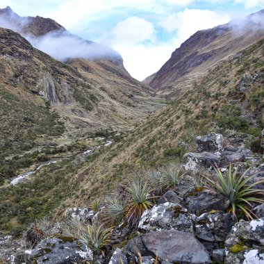 Machu Picchu, Cusco, Peru'ya giden patikada And manzaraları