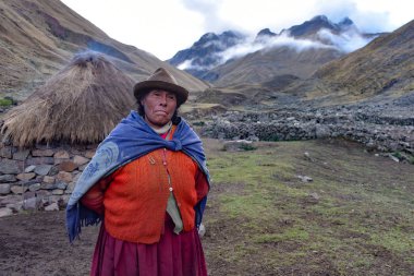 Andean bayan uzak Quesqe Vadisi'nde onu çiftlik binasının önünde duruyor
