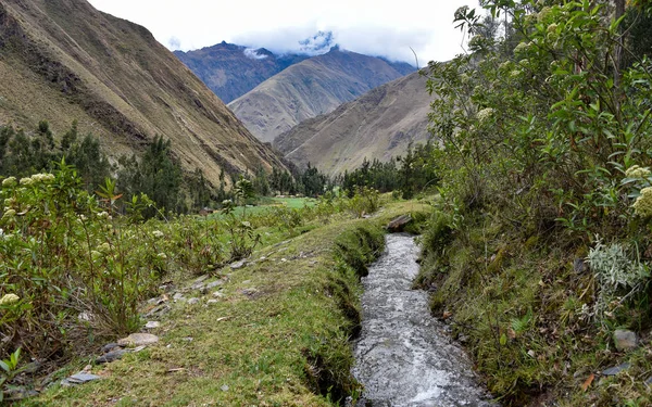 Antiguos canales de riego que transportan agua glacial a través del Valle Sagrado. Cusco, Perú —  Fotos de Stock