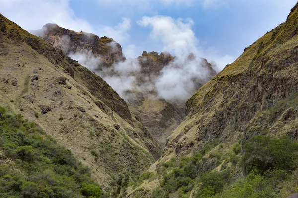 Paisaje montañoso andino en el Ancascocha Trek, Cusco, Perú — Foto de Stock