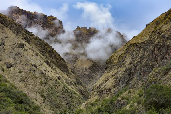 Paisaje montañoso andino en el Ancascocha Trek, Cusco, Perú — Foto de Stock