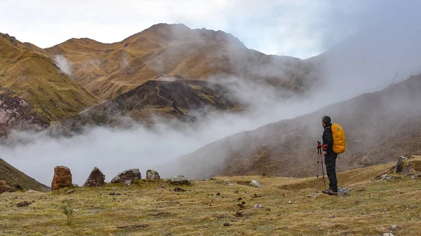 Turista na Ancascocha treku na Machu Picchu. Cuzco, Peru — Stock fotografie