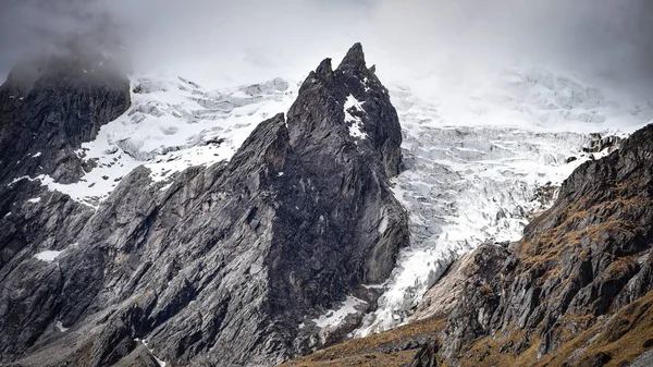 ケスカ・バレー、クスコ、ペルーの険しい山と氷河 — ストック写真