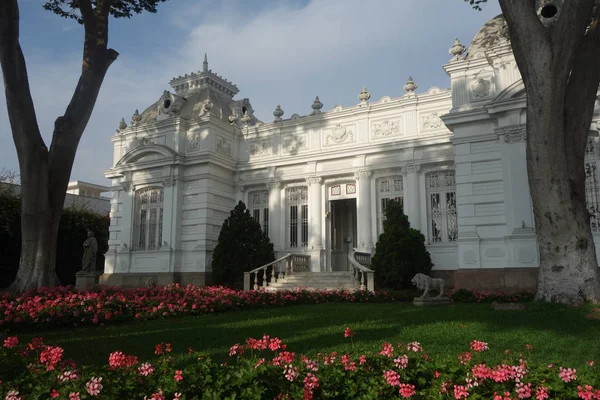 Лима, Перу - Музей Педро де Осма в районе Барранко в Лиме — стоковое фото