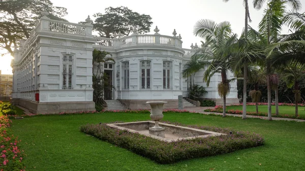 Лима, Перу - 18 ноября 2018 года: Музей Педро де Осма в районе Барранко в Лиме — стоковое фото