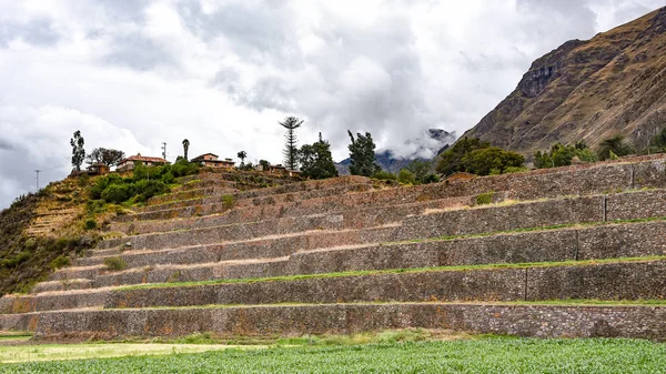 Terrazas en el sitio arqueológico Urco en el Valle Sagrado de los Incas, Cusco, Perú — Foto de Stock