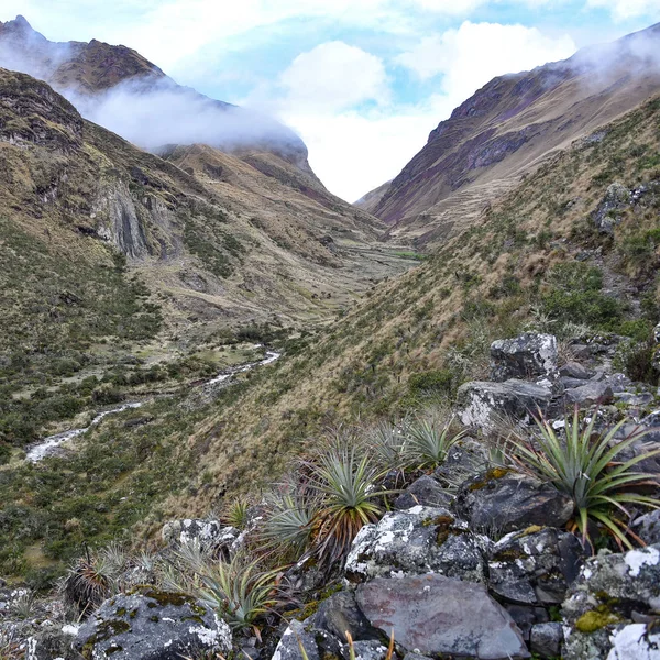 Paisagens andinas na trilha para Machu Picchu, Cusco, Peru — Fotografia de Stock