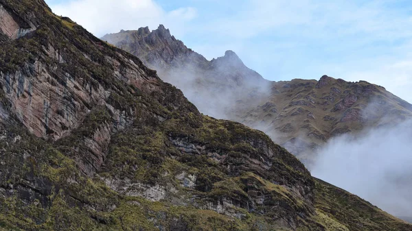 Paisajes andinos en el sendero a Machu Picchu, Cusco, Perú — Foto de Stock