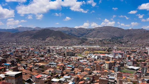 Cusco Havaalanı ve San Sebastien bölgesi manzarası. Cusco, Peru