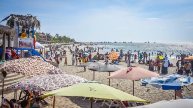 Mancora, Peru - 18 Nisan 2019: Mancora sahillerinde turistler