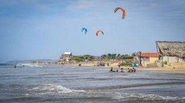 Mancora, Peru - 18 Nisan 2019: Mancora plajı üzerinde uçan uçurtma sörfçüleri