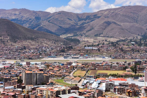 Vistas al aeropuerto de Cusco y al distrito de San Sebastián. Cusco, Perú — Foto de Stock