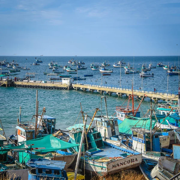 Mancora, Peru-18 april 2019: vissersboten in mancora Marina — Stockfoto