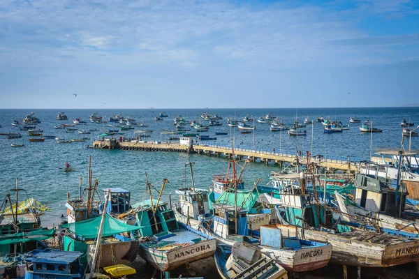 Mancora, Perù - 18 aprile 2019: Barche da pesca a Mancora Marina — Foto Stock