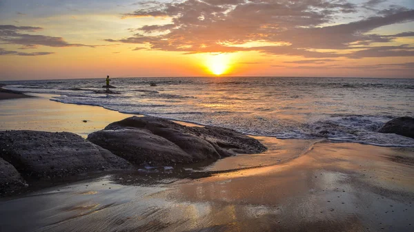 Playa las Pocitas, Mancora, Peru 'da gün batımında bir balıkçı