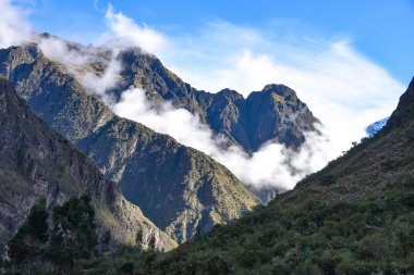 Machu Picchu, Cuzco, Peru 'ya giden İnka Patikası üzerindeki bulutlarla kaplı dağlar.