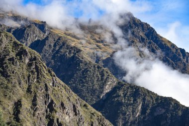 Machu Picchu, Cuzco, Peru 'ya giden İnka Patikası üzerindeki bulutlarla kaplı dağlar.