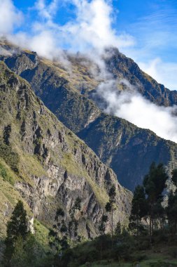 İnka Patikası 'nın üzerindeki bulutlarla kaplı dağlar. Cusco, Peru