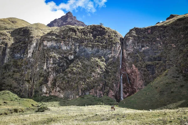 Waterfall in the Qesqa Valley on the Ancasocha trek. Cuzco, Peru — Stock Photo, Image