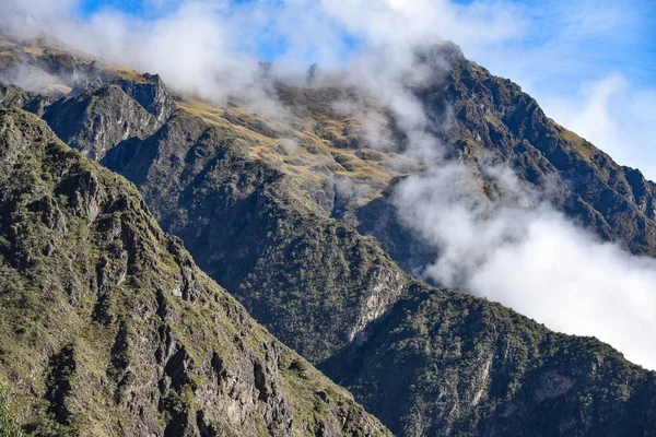 Mountains shrouded in clouds above the Inca Trail to Machu Picchu, Cuzco, Peru — Stock Photo, Image