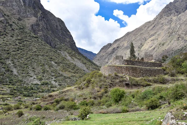 Les ruines de Huayllabamba, sur le sentier Inca jusqu'au Machu Picchu. Cuzco, Pérou — Photo