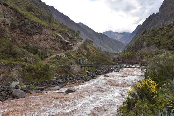 秘鲁印加小径起点横跨乌鲁班巴河的桥 — 图库照片
