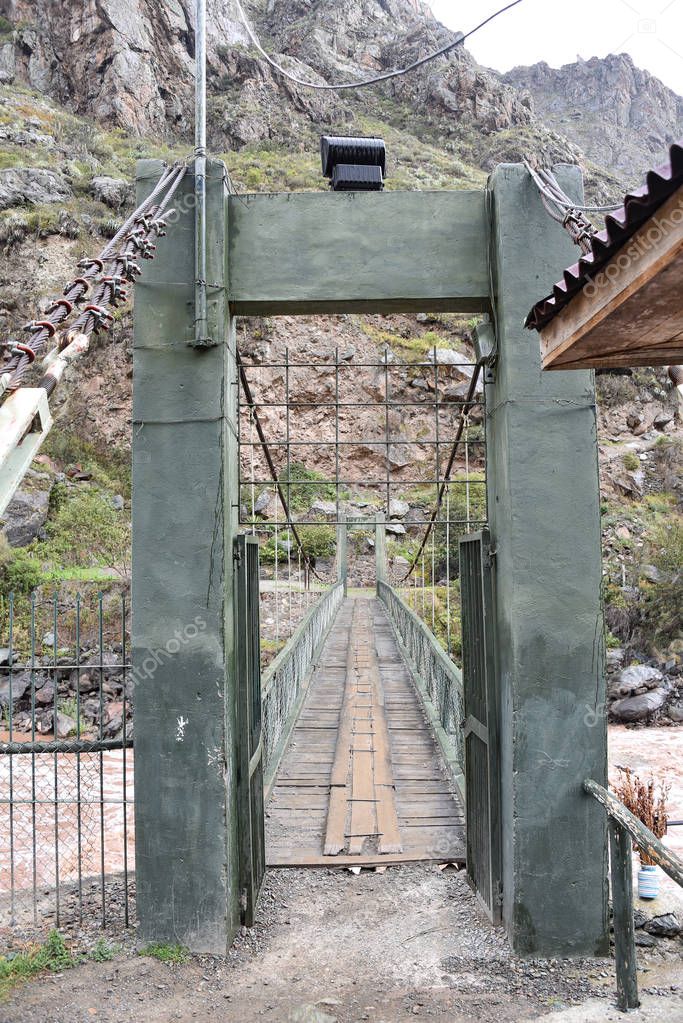 Puente sobre el río Urubamba en el punto de partida del Camino Inca