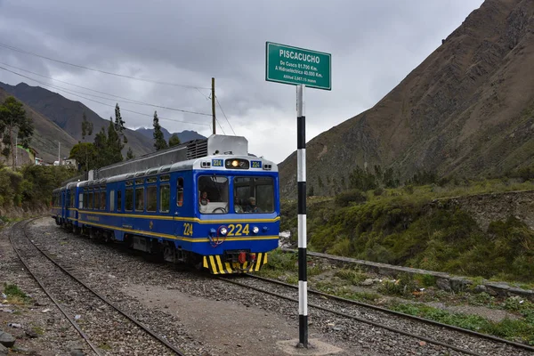 Cusco, Peru - Ein Expeditionszug der peruanischen Eisenbahn auf dem Weg von Ollantaytambo nach Machu Picchu — Stockfoto