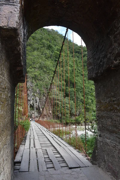 La Merced, Perù - Puente Colgante Kimiri, un ponte sul fiume Chanchamayo. — Foto Stock