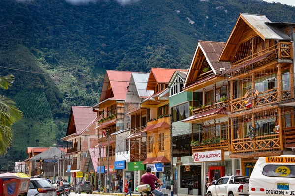 Oxapampa, Perú: Edificios alpinos en la ciudad peruana de Oxapampa — Foto de Stock