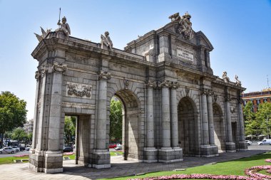 Madrid, İspanya - Plaza de la Independencia 'daki Puerta de Alcala kemeri