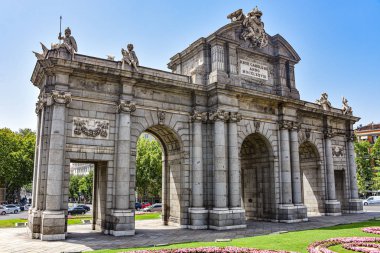 Madrid, İspanya - Plaza de la Independencia 'daki Puerta de Alcala kemeri